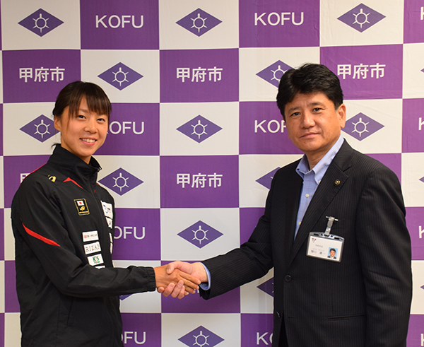6月13日 甲府大使 佐藤優香選手 リオデジャネイロ五輪 女子トライアスロン日本代表選出に伴う表敬訪問の写真
