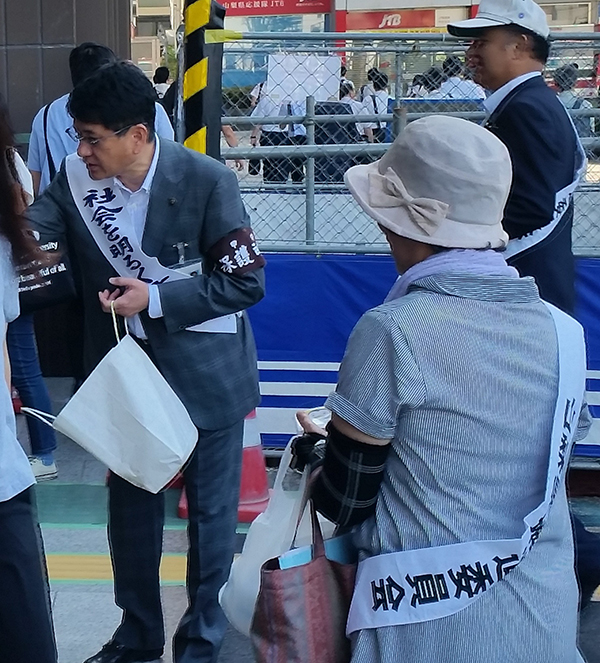 7月5日 第66回 「社会を明るくする運動」駅頭広報活動の写真2