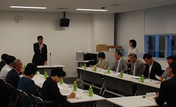 7月15日 甲府市保健所設置検討委員会 委員委嘱状交付式の写真2