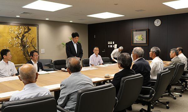 7月15日 熊本地震に伴う甲府市自治会連合会からの寄付授受式の写真2