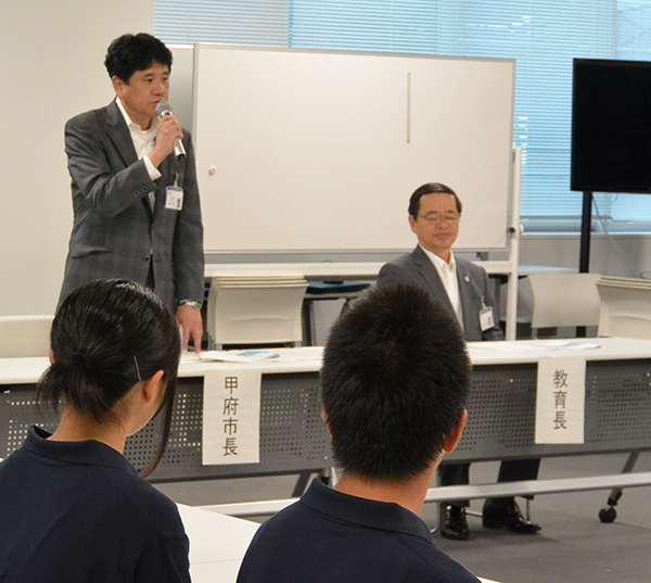 8月1日 甲府市中高生海外研修派遣事業に伴う市長表敬訪問の写真2