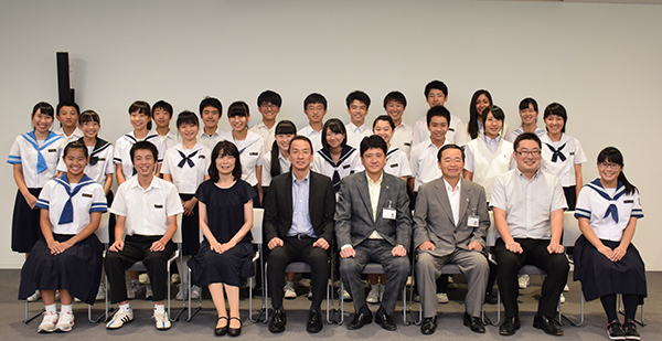 8月25日 甲府市中高生海外研修派遣事業に伴う市長表敬訪問(帰国報告)の写真
