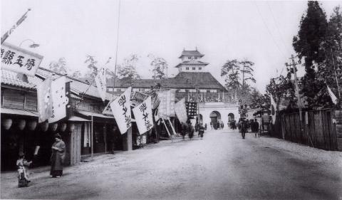 各県の物産販売所も店開きした舞鶴城公園の会場入口(甲府物語より)
