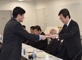2月3日 甲府市空家等対策協議会 委員委嘱状交付式及び第1回会議の写真1