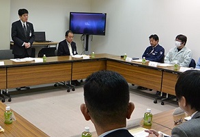 2月7日 「甲府南部工業団地大津地区」入居企業の代表者との意見交換会の写真1