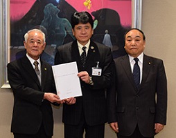 2月20日 「災害時における行政書士業務の協力に関する協定」 調印式の写真