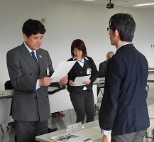 2月22日 甲府市地球温暖化対策実行計画推進委員会 委員委嘱状交付式の写真1