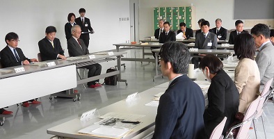 2月22日 甲府市地球温暖化対策実行計画推進委員会 委員委嘱状交付式の写真2