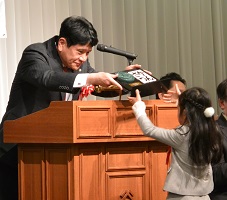 2月26日 第77回 山日YBS席書き大会 表彰式の写真1