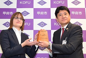 3月14日 甲府大使 カロリーナ クリスティーナ ステチェンスカ様 市長表敬訪問の写真1