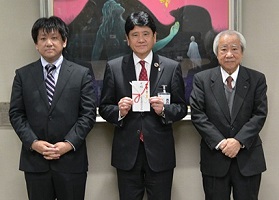 3月14日 ソーラー付LED街路灯の寄附受納式の写真