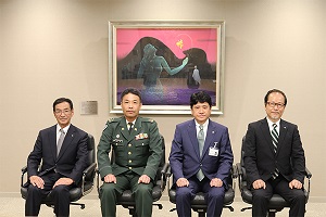 4月20日 甲府市自衛官募集相談員 委嘱状交付式の写真1