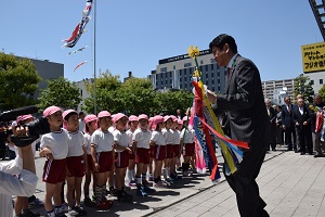 4月30日 甲府市民生委員児童委員協議会 こいのぼり掲揚式の写真2