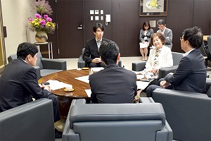 6月8日 藍綬褒章受章に伴う市長表敬訪問の写真2