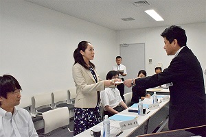 6月22日 甲府市行政評価外部評価委員会 委員委嘱状交付式の写真2