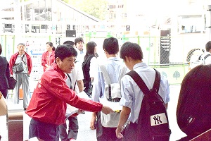 6月23日 「男女共同参画推進週間」街頭啓発活動の写真2
