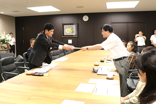 8月3日 甲府市行政評価外部評価委員会からの評価結果報告書の受領の写真2