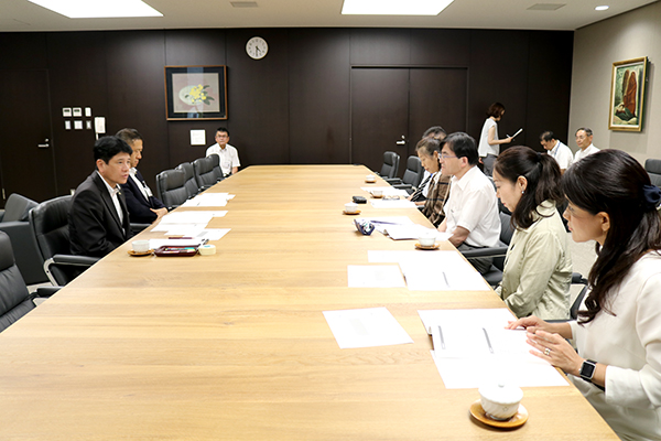 8月3日 甲府市行政評価外部評価委員会からの評価結果報告書の受領の写真4