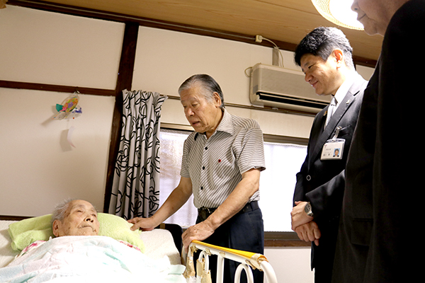 9月13日 敬老祝金の贈呈・慶祝訪問の写真2