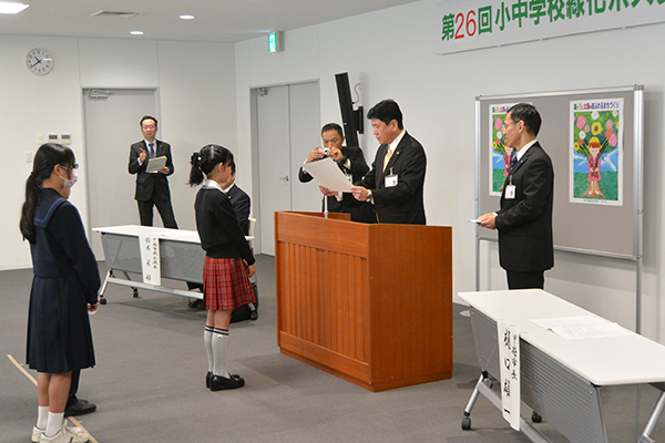 11月4日 第26回小中学校緑化ポスターコンクール表彰式の写真2