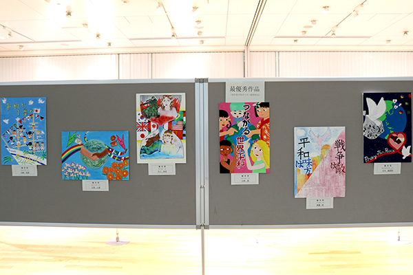 11月12日 「第27回平和ポスター展」表彰式の写真2