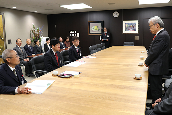12月22日 山梨しんきん本店経営者会による寄附金の受領式の写真2
