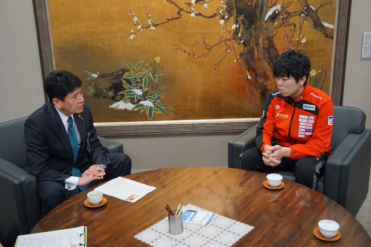 2月27日 フェンシング日本代表 敷根崇裕 選手 来庁の写真1