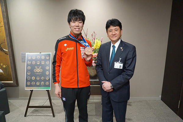2月27日 フェンシング日本代表 敷根崇裕 選手 来庁の写真2