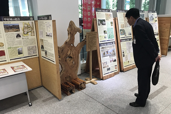 甲府盆地を500年見守ってきた欅の写真1