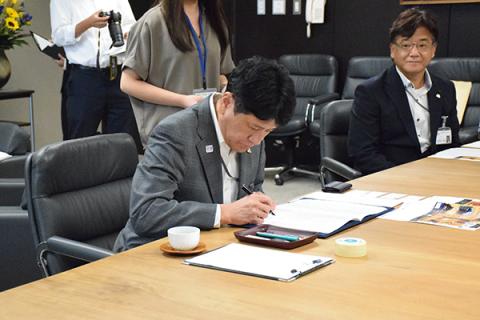 協定締結式の様子1