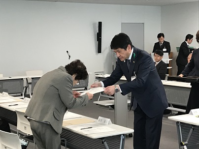 甲府市社会福祉審議会委員委嘱状交付式並びに第1回審議会の写真1