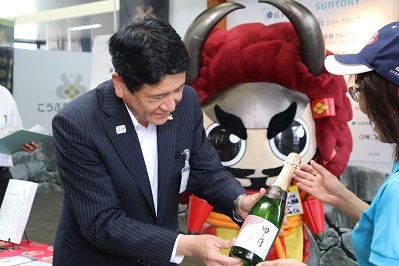 こうふ開府500年常設展示メモリアルギャラリー入場者5万人達成セレモニーの写真2