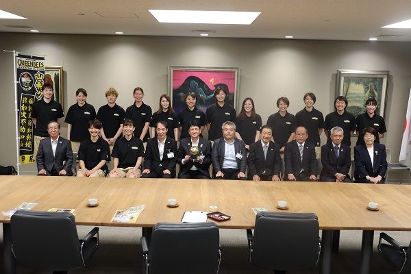 山梨クィーンビーズ表敬訪問の写真1