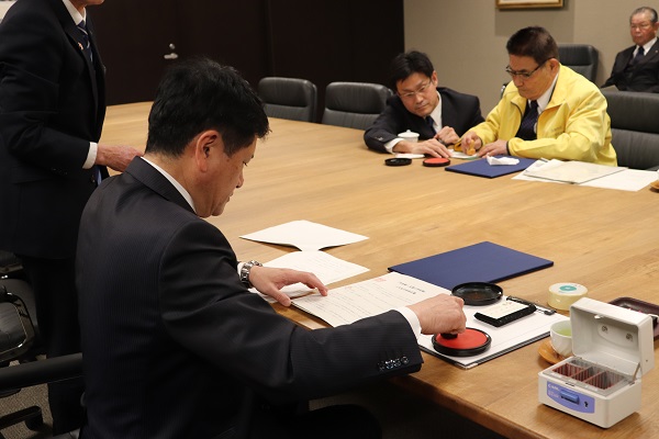 「甲府駅~玉諸小学校線バス友の会協定書」の調印式の写真2