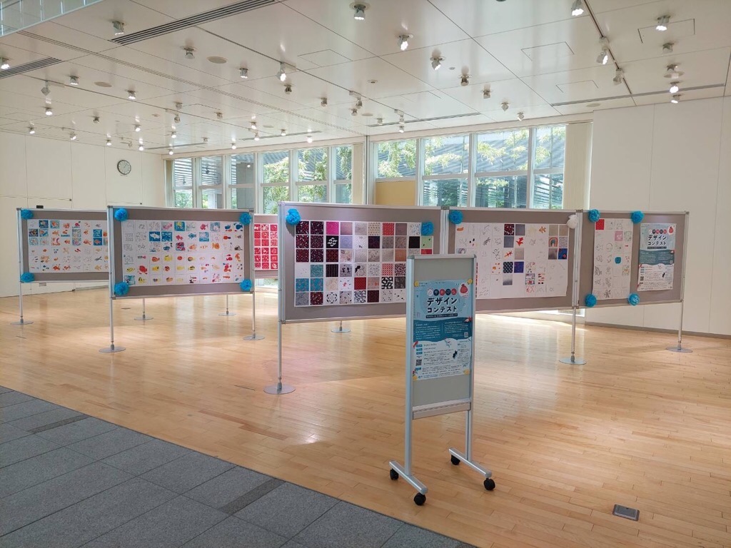 金魚柄甲州印伝コンテスト市役所展示