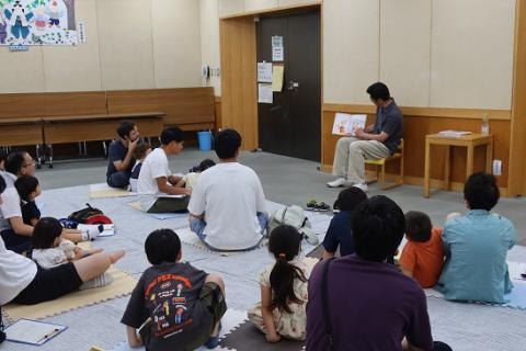 講師の読み聞かせの様子