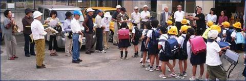 発隊式:校長先生の紹介で北新小学校生徒とパトロール隊員との顔合せ